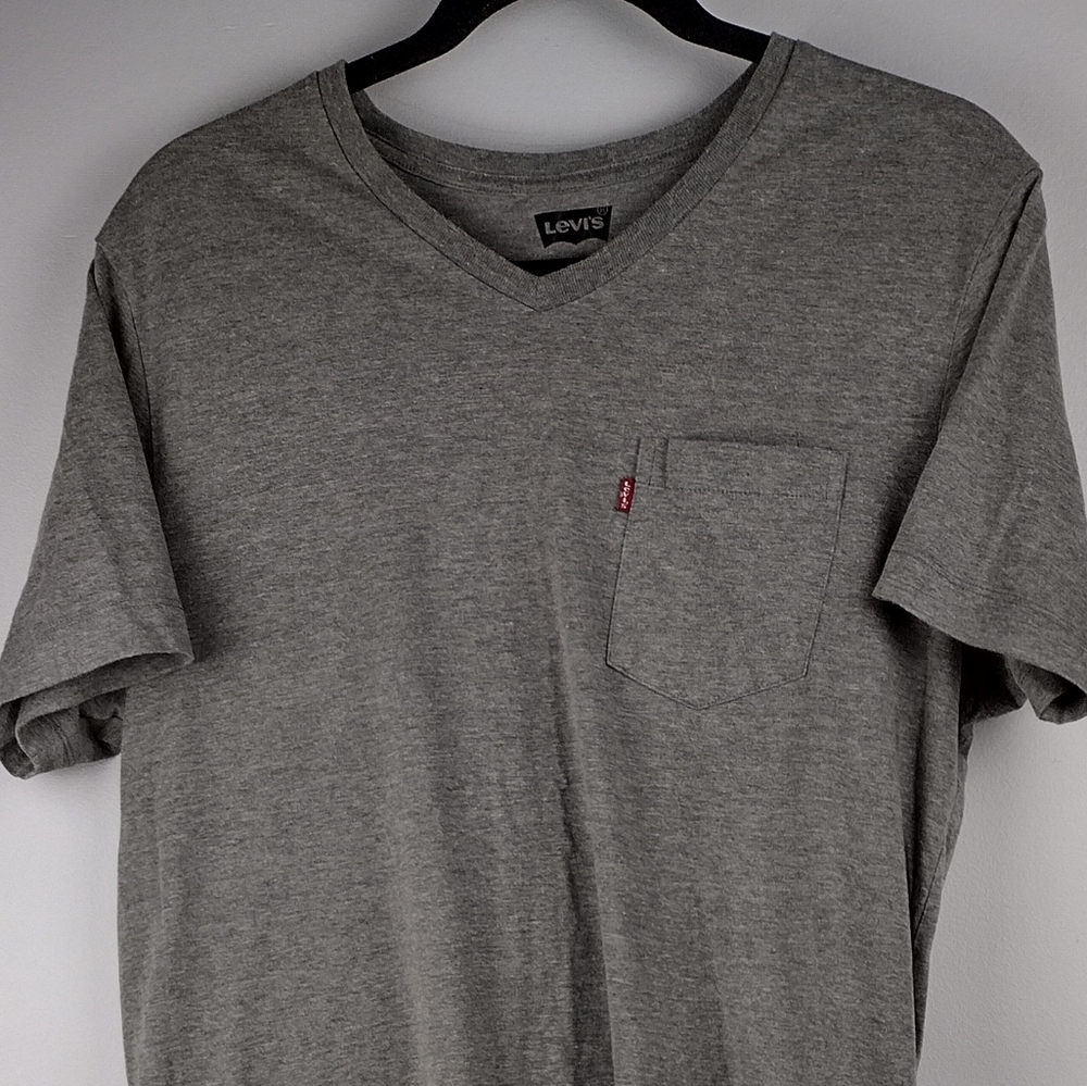 Like New! Levi's Men's Gray V-Neck Tee - Picture 4 of 4